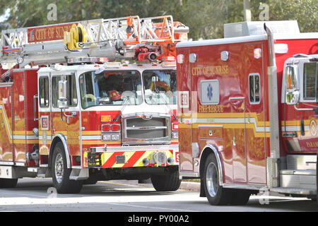 Sunrise, Florida, Stati Uniti d'America. 24 ottobre, 2018. Il Broward Sheriff's Office Bomb Squad distribuisce un veicolo robotico per indagare su un pacchetto sospetto in un edificio dove sost. Debbie Wasserman Schultz (D-F1) ha un ufficio a ottobre 24, 2018 in Sunrise, Florida. Un certo numero di confezioni sospette arrivato in posta oggi destinati all ex Presidente Barack Obama, candidato presidenziale democratica Hillary Clinton e l'ufficio di New York della CNN Persone: Debbie Wasserman Schultz Office Credit: tempeste Media Group/Alamy Live News Foto Stock