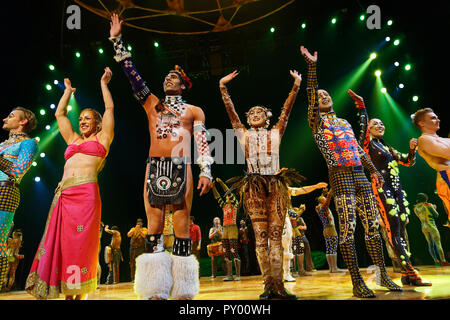 Parigi, Francia. 24 ott 2018. Gli artisti interpreti o esecutori durante le prove generali del nuovo Cirque du Soleil TOTEM show a La Plaine de Jeux de Bagatelle il 24 ottobre 2018 a Parigi, Francia. Credito: Bernard Menigault/Alamy Live News Foto Stock