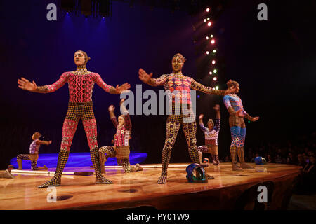 Parigi, Francia. 24 ott 2018. Barre di russo esegue durante le prove generali del nuovo Cirque du Soleil TOTEM show a La Plaine de Jeux de Bagatelle il 24 ottobre 2018 a Parigi, Francia. Credito: Bernard Menigault/Alamy Live News Foto Stock