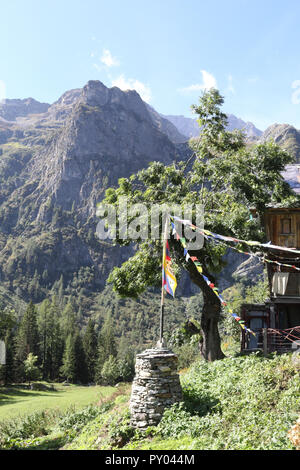 Un tipico di lingua tedesca Walser lodge, in pietra con scheda protetto balconi in legno in estate in Val d'Otro valley, alpi, Italia Foto Stock