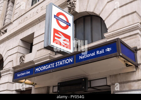 Moorgate stazione della metropolitana di Londra ingresso con segno sopra Foto Stock