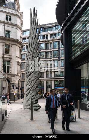 La città di ala, una scultura in bronzo di Christopher Le Brun a Threadneedle a piedi, con gli imprenditori a piedi passato, London, Regno Unito Foto Stock