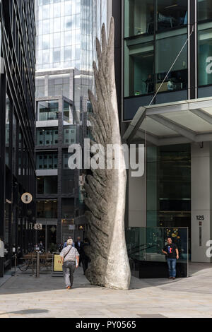 La città di ala, una scultura in bronzo di Christopher Le Brun a Threadneedle a piedi, con la gente che camminava passato, London, Regno Unito Foto Stock