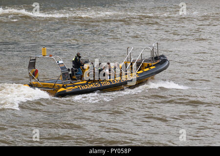 Una nervatura Thames esperienza speedboat con passeggeri a bordo vele lungo il fiume Thames, London, Regno Unito Foto Stock