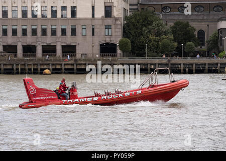 Un razzo Thames nervatura vele in motoscafo sul fiume Tamigi con due membri dell'equipaggio a bordo, London, Regno Unito Foto Stock