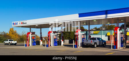 Truro, Canada - 23 Ottobre 2018: Mobil gas station. La Mobil è un americano di olio di base avente società fusa con la Exxon nel 1999 che lo compongono il genitore compa Foto Stock