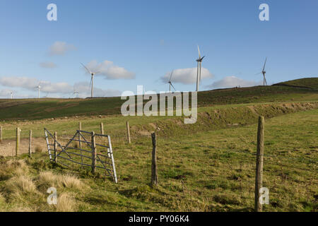 Le turbine eoliche in costruzione al Clocaenog Wind Farm che dominano il paesaggio a Llyn Brenig serbatoio sulla Denbigh Mori Foto Stock
