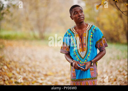 Uomo africani in Africa maglietta tradizionale sul parco d'autunno. Foto Stock