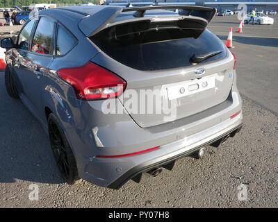 Ford Focus RS MK3 2016 modello anno a donnington park il circuito di gara auto show - mostrato in stealth colore grigio posteriore e vista laterale Foto Stock