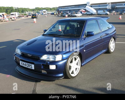 Ford Escort Cosworth RS mostrato a Donnington Park Race sul circuito di RS owners club giornata nazionale - Vista anteriore e laterale Foto Stock