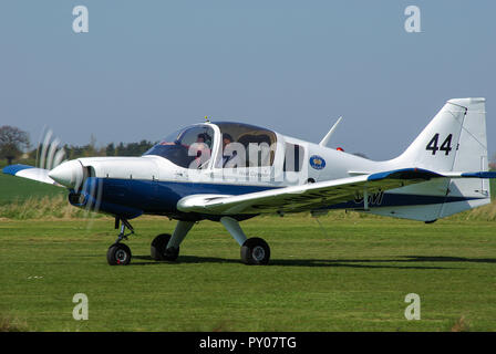 British Aerospace Bulldog 120 G-JWCM di Neil Cooper al Royal Aero Club RAeC Air Race Series a grande campo di aviazione Oakley, Essex, Regno Unito. Aviazione privata Foto Stock