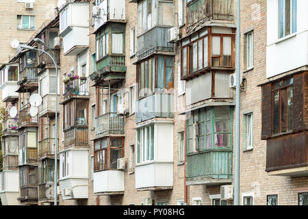 Il balcone di ogni camera di una moderna casa prefabbricata. A Kiev, Ucraina Foto Stock