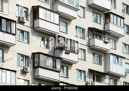Il balcone di ogni camera di una moderna casa prefabbricata. A Kiev, Ucraina Foto Stock