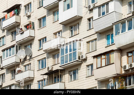Il balcone di ogni camera di una moderna casa prefabbricata. A Kiev, Ucraina Foto Stock