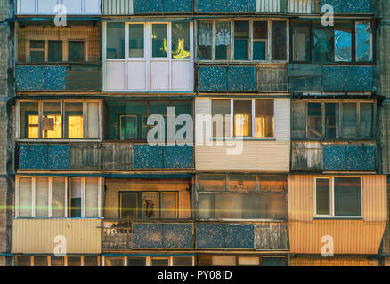 Il balcone di ogni camera in un vecchio pannello casa prefabbricata. A Kiev, Ucraina Foto Stock