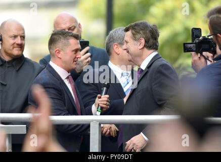 Tommy Robinson (estrema destra militante - vero nome Stephen Yaxley-Lennon) con Gerrard listello (UKIP) parlando a una folla di persone al di fuori del Vecchio Bailey, Londra, un Foto Stock