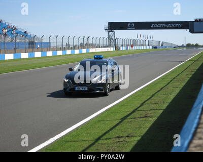 Mazda 6 sei mostrato a Donnington Park Race sul circuito di RS owners club giornata nazionale 2017 portando una sfilata giro come una safety car Foto Stock