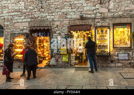 Shopping di souvenir ad Assisi. Perugia, Umbria, Italia Foto Stock
