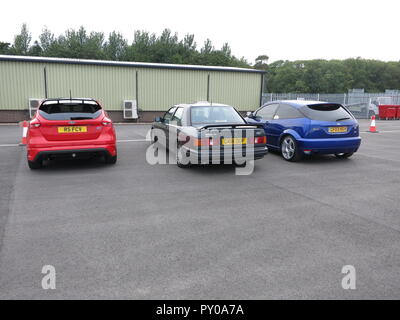 Ford Focus RS MK1 in blu focus rs mk3 in rosso e Sierra Sapphire RS Cosworth in grigio in mostra presso il RS Owners Club giornata nazionale a donnington park il circuito di gara Foto Stock