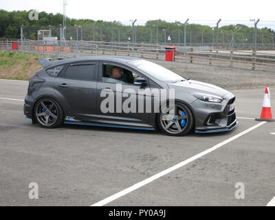 Ford Focus RS MK3 modificato in grigio in mostra presso il RS Owners Club giornata nazionale a donnington park race circuito - mostra vista anteriore e laterale Foto Stock