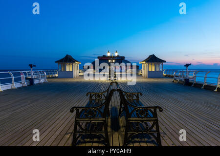 Cromer Pier all'alba a colori Foto Stock