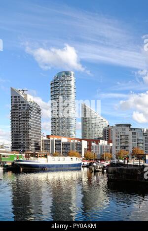 Poplar Dock Marina, Isle of Dogs, Canary Wharf Docklands di Londra Inghilterra REGNO UNITO Foto Stock