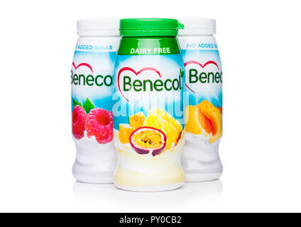 LONDON, Regno Unito - 20 ottobre 2018: le bottiglie di plastica di Benecol abbassare il colesterolo yogurt drink con frutti su sfondo bianco. Foto Stock