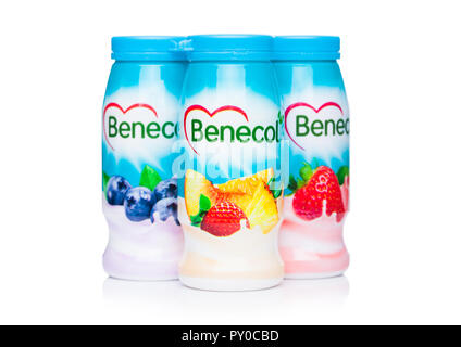 LONDON, Regno Unito - 20 ottobre 2018: le bottiglie di plastica di Benecol abbassare il colesterolo yogurt drink con frutti su sfondo bianco. Foto Stock