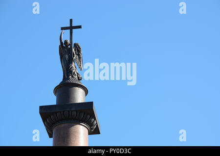 La parte superiore della colonna di Alexander, che mostra la statua di un angelo in possesso di una croce. La piazza del palazzo. San Pietroburgo, Northwestern, Russia, Federazione russa Foto Stock