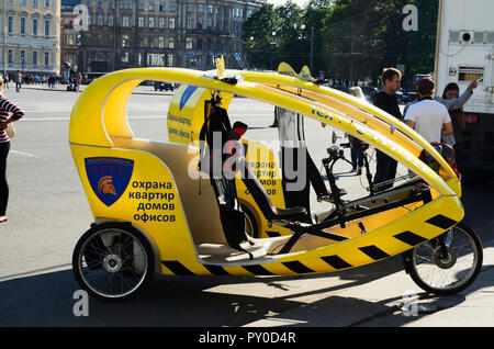 Ecologico taxi cyclo. San Pietroburgo, Northwestern, Russia, Federazione russa Foto Stock