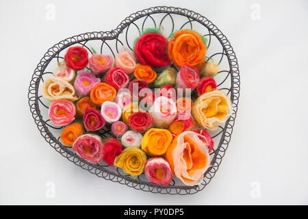 Molti hanno ritenuto rose fiore sboccia in un cestello di metallo per il giorno di San Valentino decorazione Foto Stock