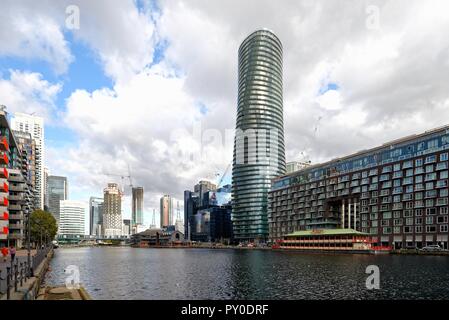 Alto edificio di appartamenti residenziali nel West India Docks Canary Wharf Docklands di Londra Inghilterra REGNO UNITO Foto Stock