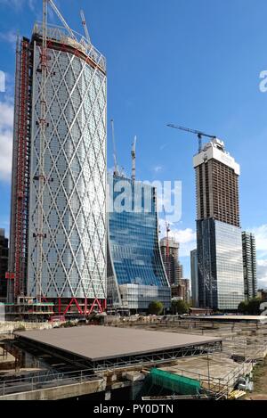 Costruzione di un nuovo ufficio e torri residenziali a Canary Wharf Docklands Londra Inghilterra REGNO UNITO Foto Stock