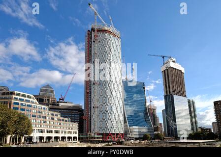 Costruzione di un nuovo ufficio e torri residenziali a Canary Wharf Docklands Londra Inghilterra REGNO UNITO Foto Stock