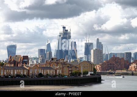 La città di Londra skyline visto da east London docklands e attraverso il Fiume Tamigi Inghilterra REGNO UNITO Foto Stock