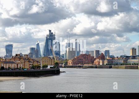 La città di Londra skyline visto da east London docklands e attraverso il Fiume Tamigi Inghilterra REGNO UNITO Foto Stock