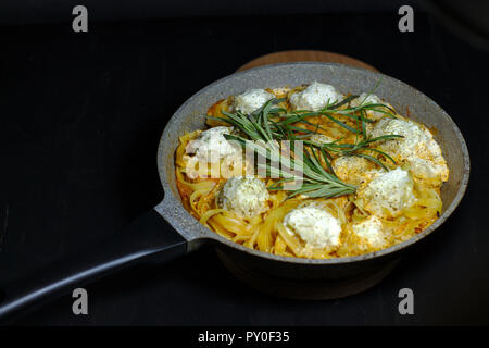Nidi di spaghetti con polpette di pollo e panna acida salsa Foto Stock