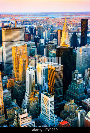 Antenna verticale vista su Midtown e lato est dall' Empire State building top, Manhattan, New York. Il tramonto di un pulito, giornata soleggiata con eccezionale vis Foto Stock