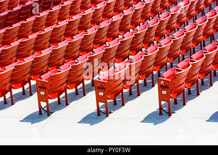Righe numerate in plastica di colore rosso posti in un teatro all aperto, lato posteriore vista orizzontale Foto Stock