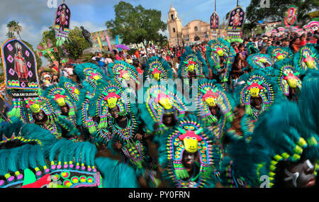 Un folto gruppo di persone in costumi tribali in Ati Atihan festival, Kalibo, Aklan, Panay Island, Filippine Foto Stock