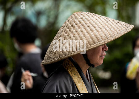 Profilo di senior uomo indossando il tradizionale cappello conico, Tokyo Tokyo, Giappone Foto Stock