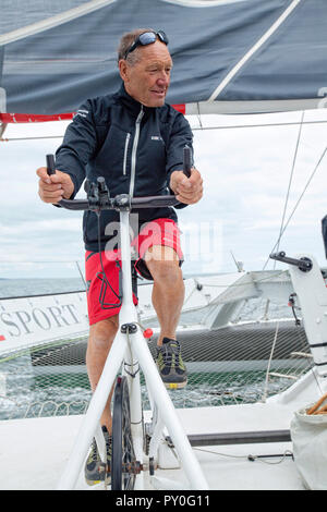 A bordo del trimarano IDEC SPORT skipper da Francis Joyon, preparandosi a prendere parte a La Route du Rhum Destinazione Guadalupa, la quarantesima edizione del quale inizia da St. Malo il 4 novembre, La Trinite-sur-Mer, Bretagna Francia Foto Stock