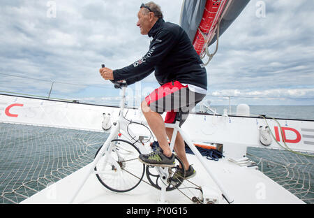 A bordo del trimarano IDEC SPORT skipper da Francis Joyon, preparandosi a prendere parte a La Route du Rhum Destinazione Guadalupa, la quarantesima edizione del quale inizia da St. Malo il 4 novembre, La Trinite-sur-Mer, Bretagna Francia Foto Stock