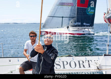 A bordo del trimarano IDEC SPORT skipper da Francis Joyon, preparandosi a prendere parte a La Route du Rhum Destinazione Guadalupa, la quarantesima edizione del quale inizia da St. Malo il 4 novembre, La Trinite-sur-Mer, Bretagna Francia Foto Stock