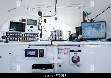 A bordo del trimarano IDEC SPORT skipper da Francis Joyon, preparandosi a prendere parte a La Route du Rhum Destinazione Guadalupa, la quarantesima edizione del quale inizia da St. Malo il 4 novembre, La Trinite-sur-Mer, Bretagna Francia Foto Stock