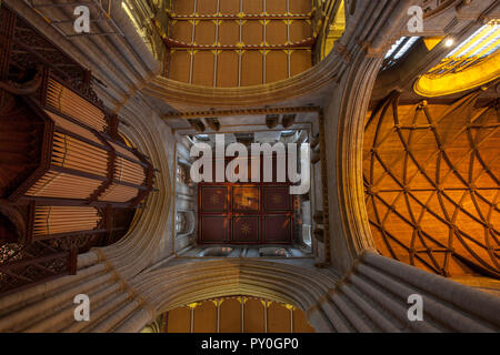 La traversata all'interno della cattedrale di Ripon nel North Yorkshire Foto Stock