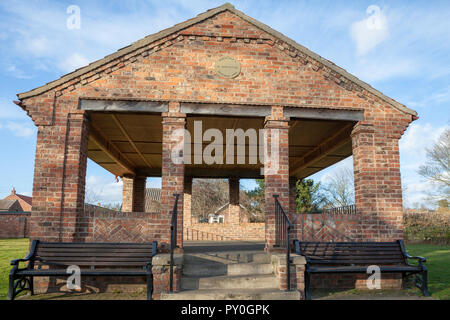 Costruita in mattoni bandstand nel Memorial Park in Easingwold, North Yorkshire Foto Stock