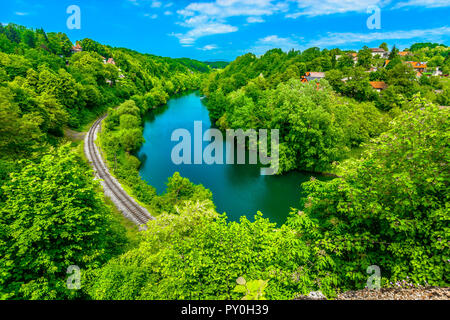 Vista panoramica al paesaggio colorato in Croazia centrale, Ozalj città e del fiume Kupa. Foto Stock