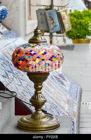 Tradizionale Lampada A Mosaico A Luce Turca O Marocchina Lampada Colorata  In Vetro Colorato Sullo Sfondo Del Negozio Di Souvenir Sfocato Con Spazio  Di Copia Souvenir Popolare E Idee Per Il Presente 