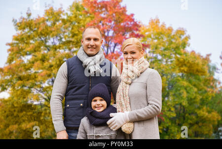 La famiglia felice su autunno sfondo parco Foto Stock